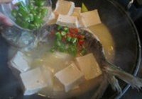 湖乡豆腐炖鱼的做法 步骤12