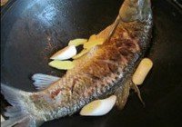 湖乡豆腐炖鱼的做法 步骤7