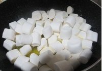 黑芝麻牛轧糖的做法 步骤2
