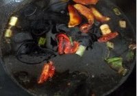 酱油水煮鲫鱼的做法 步骤3