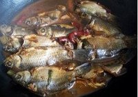 酱油水煮鲫鱼的做法 步骤6