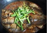 酱油水煮鲫鱼的做法 步骤7