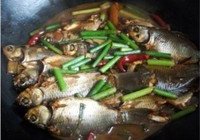 酱油水煮鲫鱼的做法 步骤8