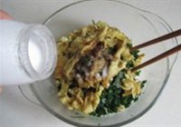 韭菜春卷的做法 步骤7