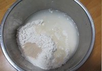 葱油发面饼的做法 步骤2