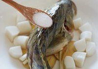 贵(鳜)鱼蒸年糕的做法 步骤4