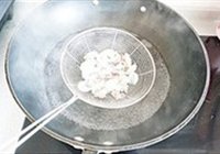 韭菜小炒墨鱼仔的做法 步骤4