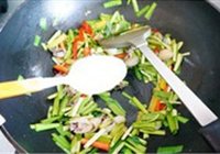 韭菜小炒墨鱼仔的做法 步骤8