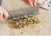 豆角榨菜素蒸饺的做法 步骤3