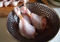 锅烤豉油茶树菇鸡腿的做法 步骤3