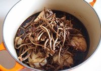 锅烤豉油茶树菇鸡腿的做法 步骤7