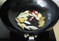 土豆花菇炖鸡块的做法 步骤6