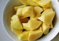 土豆花菇炖鸡块的做法 步骤2