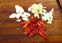 腊肉炒芦笋的做法 步骤3