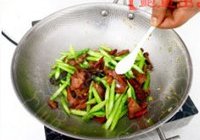 腊肉炒芦笋的做法 步骤5