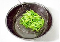 腊肉炒芦笋的做法 步骤2
