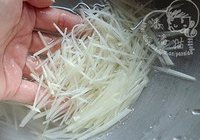 酱爆黑胡椒鸭肉雀巢盏的做法 步骤2