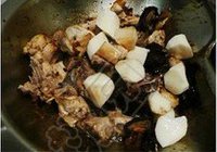 黑胡椒冬菇焖鸡的做法 步骤7