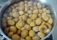 糖浆煮栗子的做法 步骤2