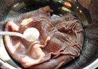 花生大骨胡椒猪肚汤的做法 步骤2