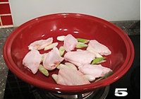 芋艿烧鸡翅的做法 步骤5