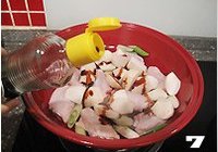 芋艿烧鸡翅的做法 步骤7