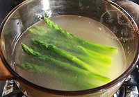 金汤竹荪扒芦笋的做法 步骤4