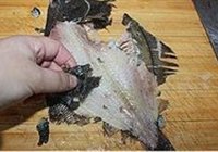 金银蒜蒸蝶鱼的做法 步骤3