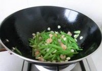 杏仁西芹炒虾仁的做法 步骤7
