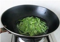 杏仁西芹炒虾仁的做法 步骤3