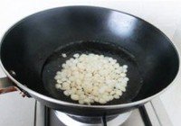 杏仁西芹炒虾仁的做法 步骤4