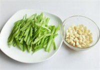杏仁西芹炒虾仁的做法 步骤1