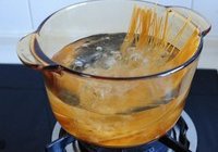 三文鱼奶油全麦意面的做法 步骤2