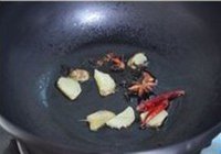河豚鱼干红烧排骨的做法 步骤4