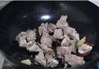 河豚鱼干红烧排骨的做法 步骤5