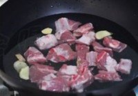 河豚鱼干红烧排骨的做法 步骤1