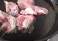 西洋菜煲筒骨汤的做法 步骤2