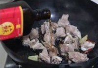 河豚鱼干红烧排骨的做法 步骤6