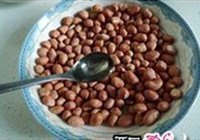 芹叶豆干拌三分钟油酥花生的做法 步骤3