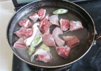鸭腿焖藕的做法 步骤1