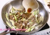 葱爆羊肉的做法 步骤8
